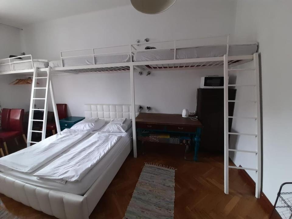 Rodzinna Przestrzen Dla 8 Osob 2 Pokoje Z Lazienka I Mini Aneksem Varsó Kültér fotó